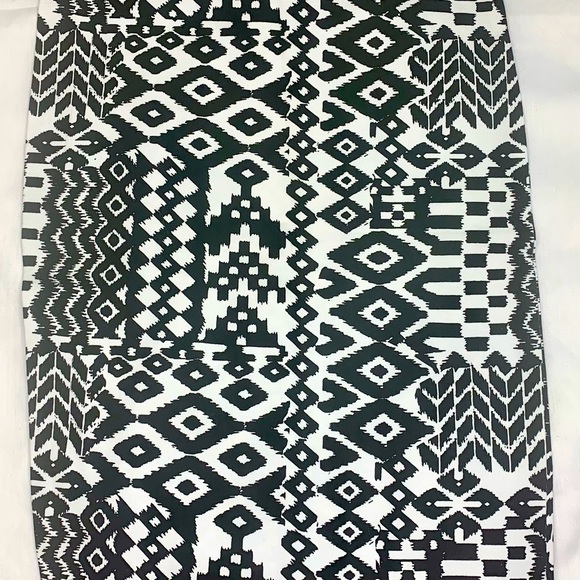 Beautiful top and pencil skirt set. - Picture 4 of 6